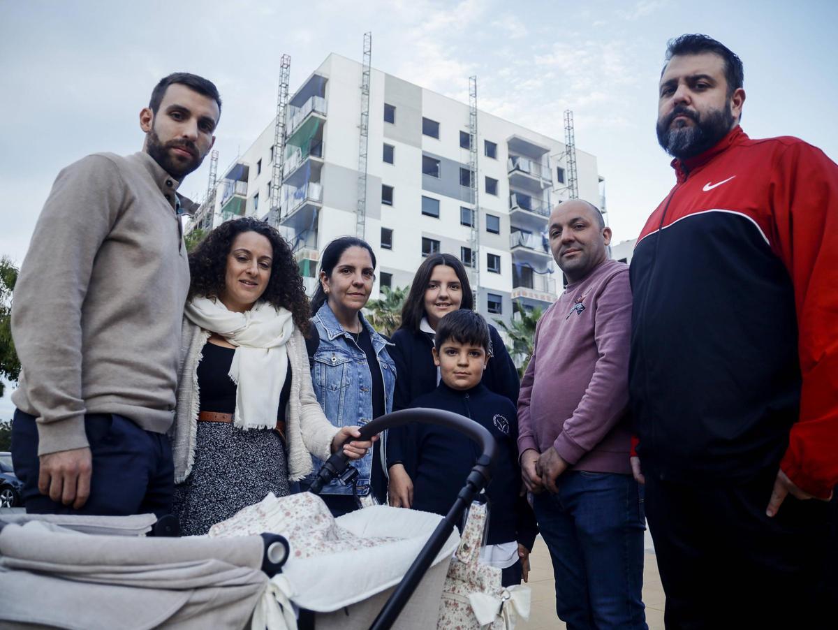 Algunos de los afectados por la permuta de viviendas en Patraix.