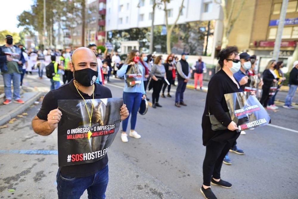 Los hosteleros protestan en las calles de Cartagena sin el apoyo de su patronal