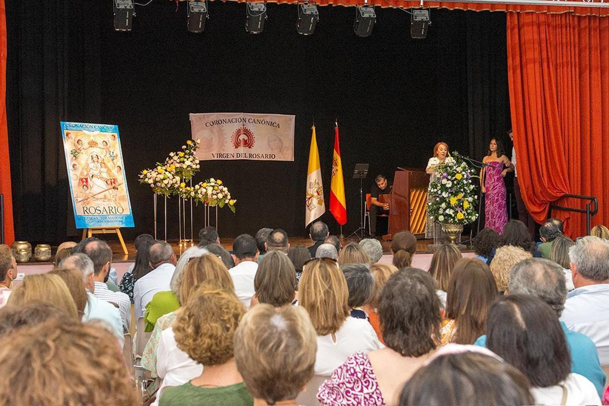 Presentación en Alcuéscar el cartel de la Coronación Canónica de la Virgen del Rosario