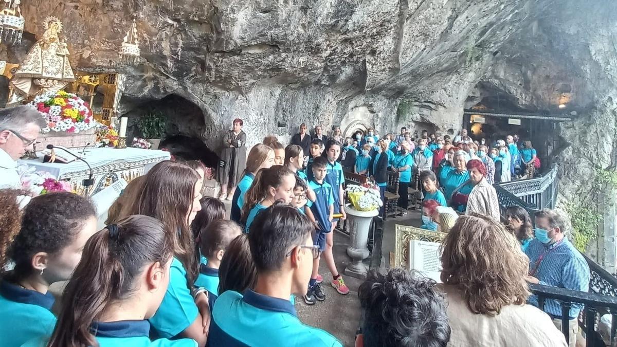 Atletas y vecinos, este sábado, en la Santa Cueva