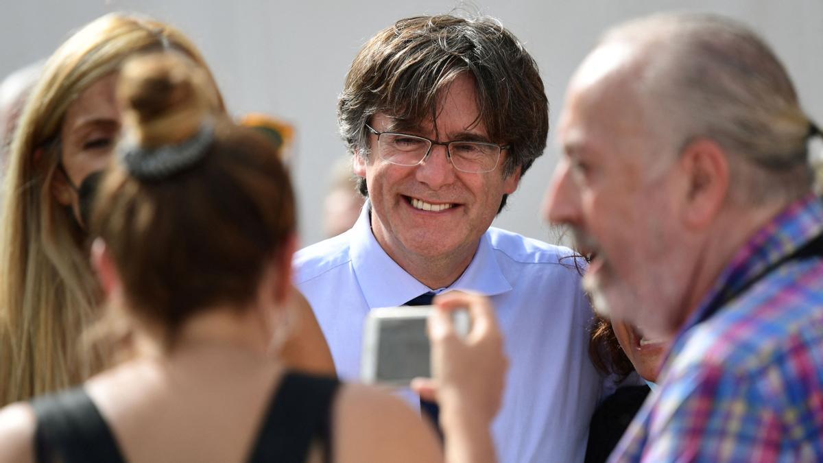 Carles Puigdemont sonríe mientras posa para fotografías para una convención en Alghero, en la isla de Cerdeña.