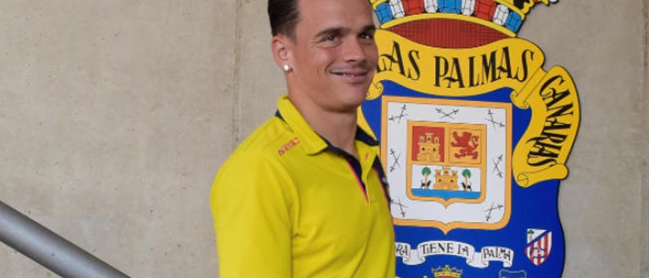 Roque, con el escudo de la UD Las Palmas en el Estadio de Gran Canaria en una imagen de la temporada pasada.