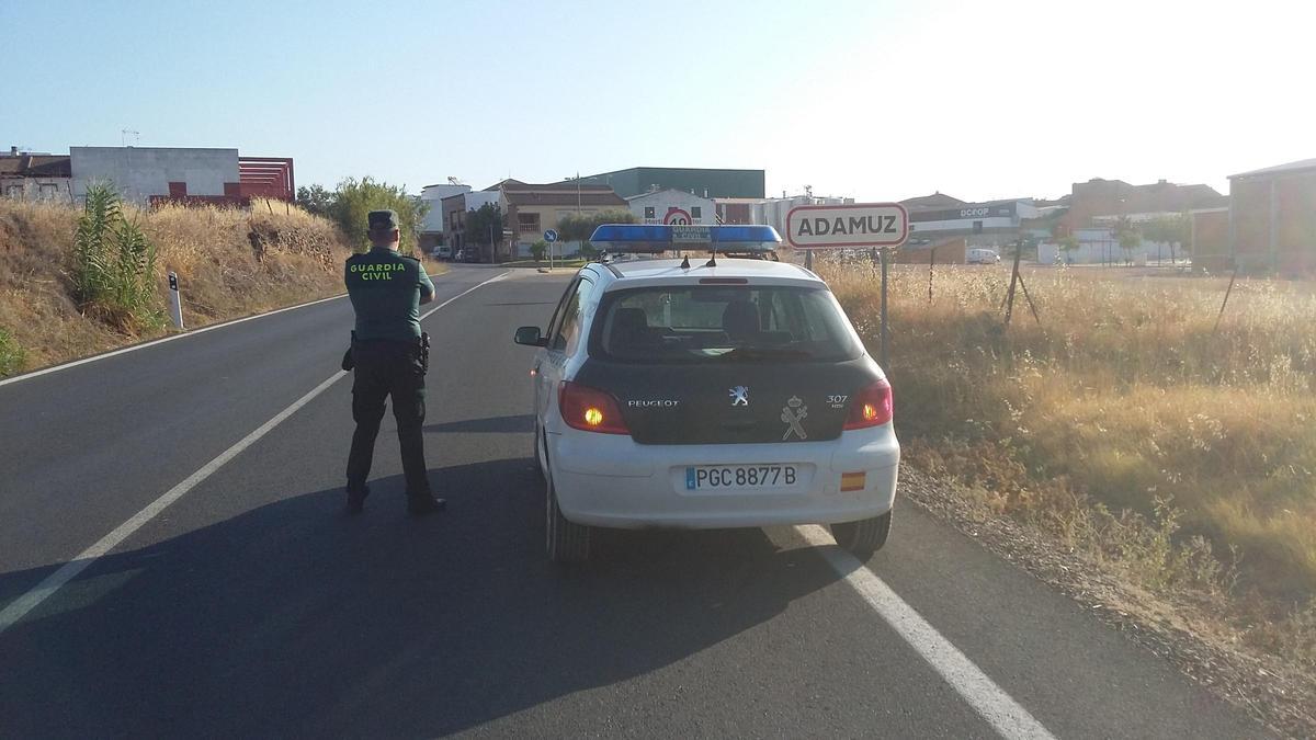 Patrulla de la Guardia Civil a la entrada de Adamuz.