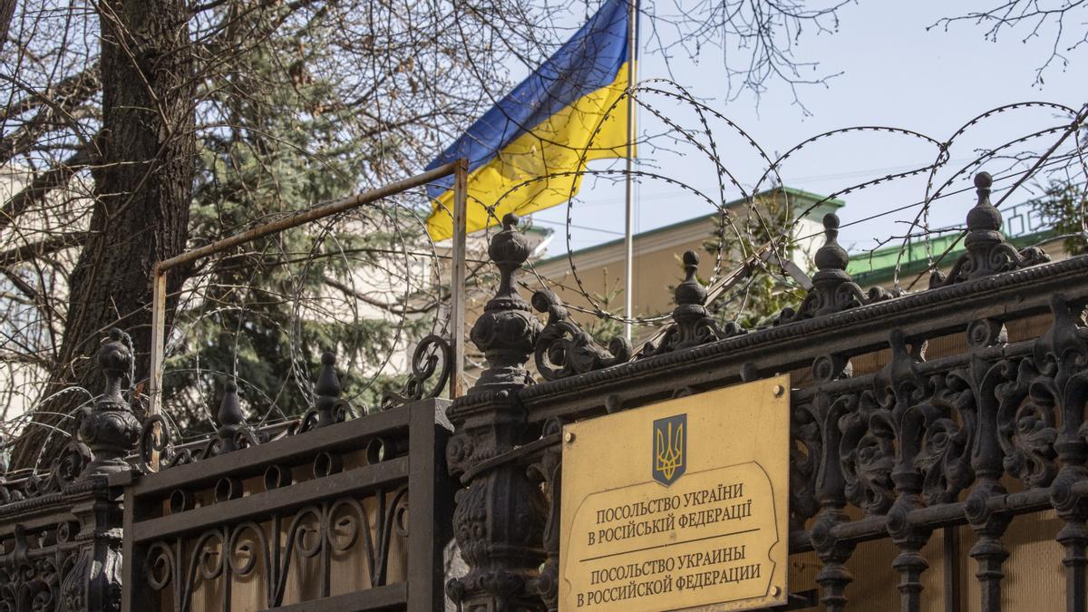 GUERRA RUSIA-UCRANIA | Ucrania comienza a evacuar su embajada en Moscú.
