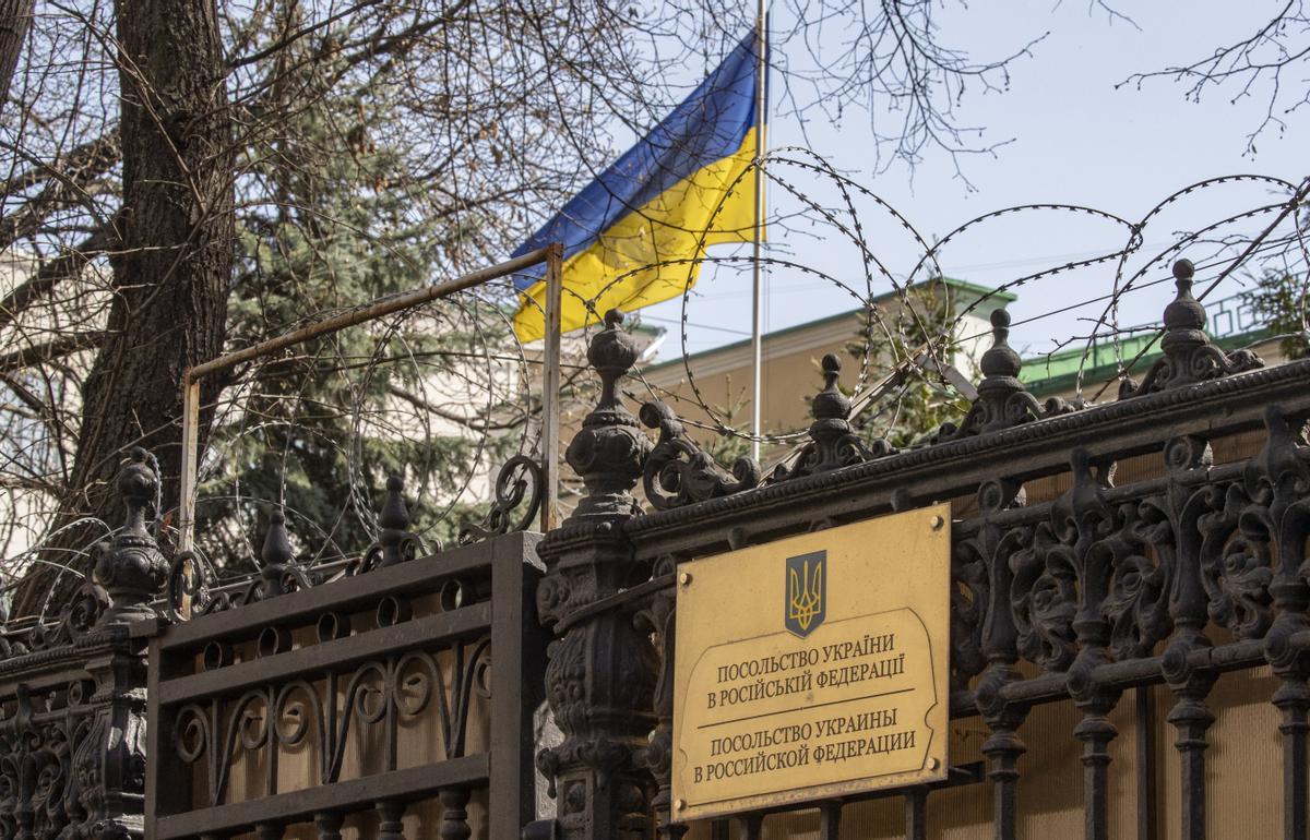 Ucrania comienza a evacuar su embajada en Moscú