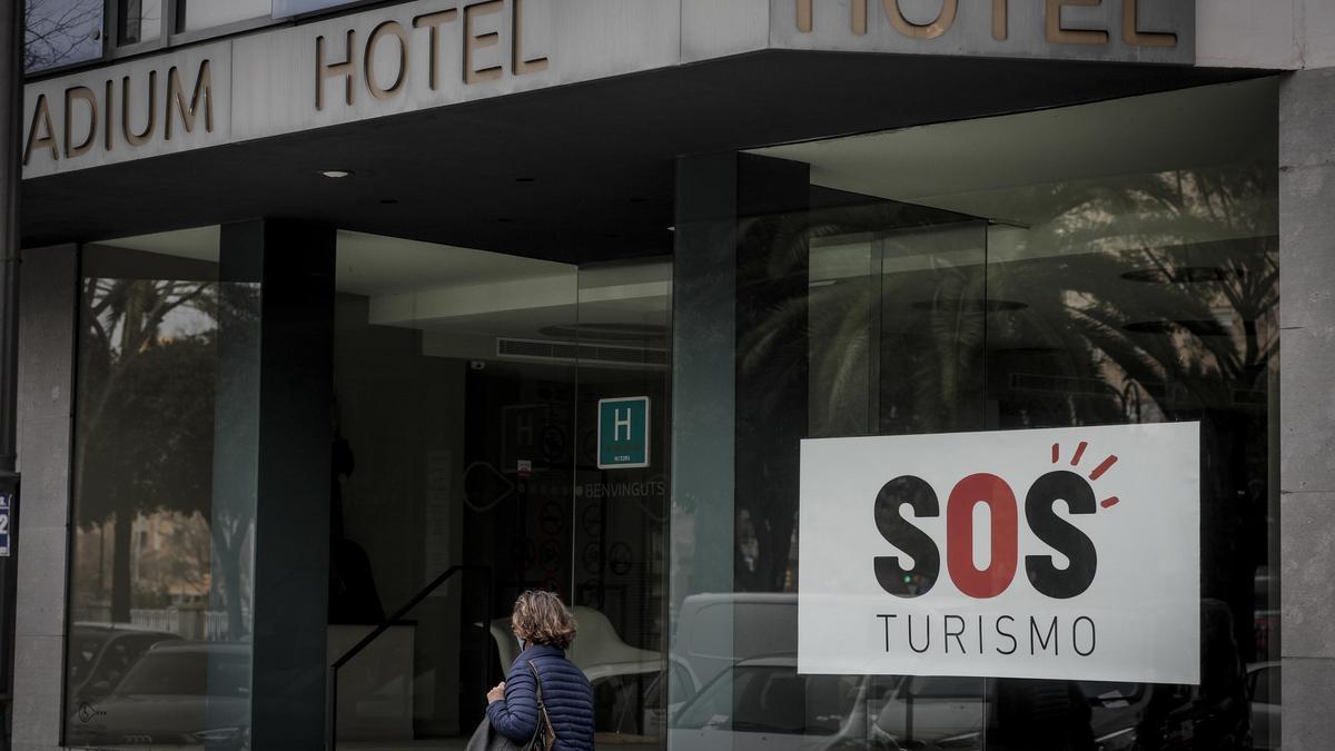 Arranca la campaña SOS Turismo: los hoteles y negocios turísticos de Mallorca ya lucen las pancartas con su lema