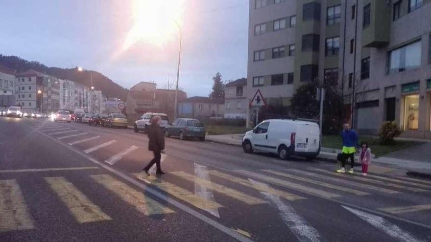 Unas personas cruzan por el peligroso paso de peatones de la Avenida de Redondela, en Chapela. // FdV