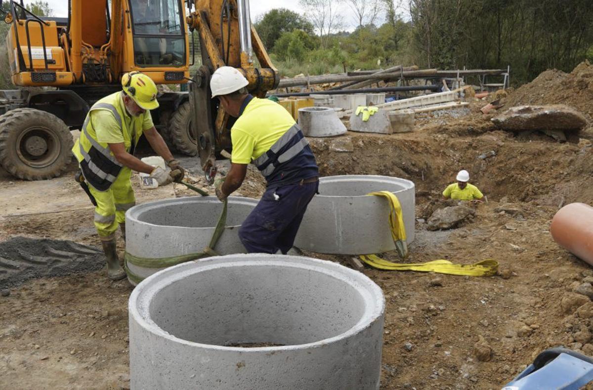 Obras de saneamiento en la zona sur de Lugones y Puente Nor,  en ejecución. | Cedida a LNE