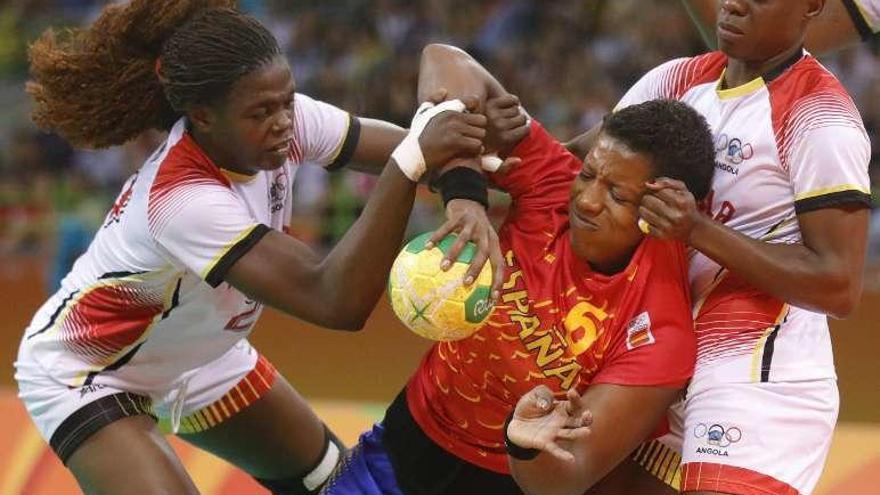 Nely Carla, con la pelota, en el duelo ante Angola. // Lavandeira jr.