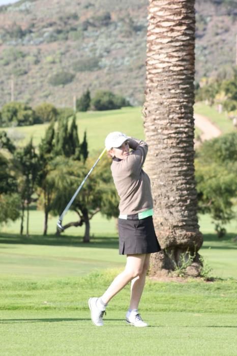 Esperanza Aguirre juega al golf en Bandama