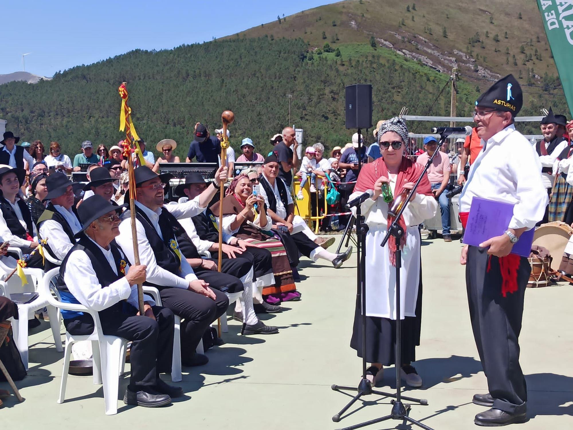 En imágenes: Así ha sido la histórica boda vaqueira en Aristébano con la presencia de Adrián Barbón