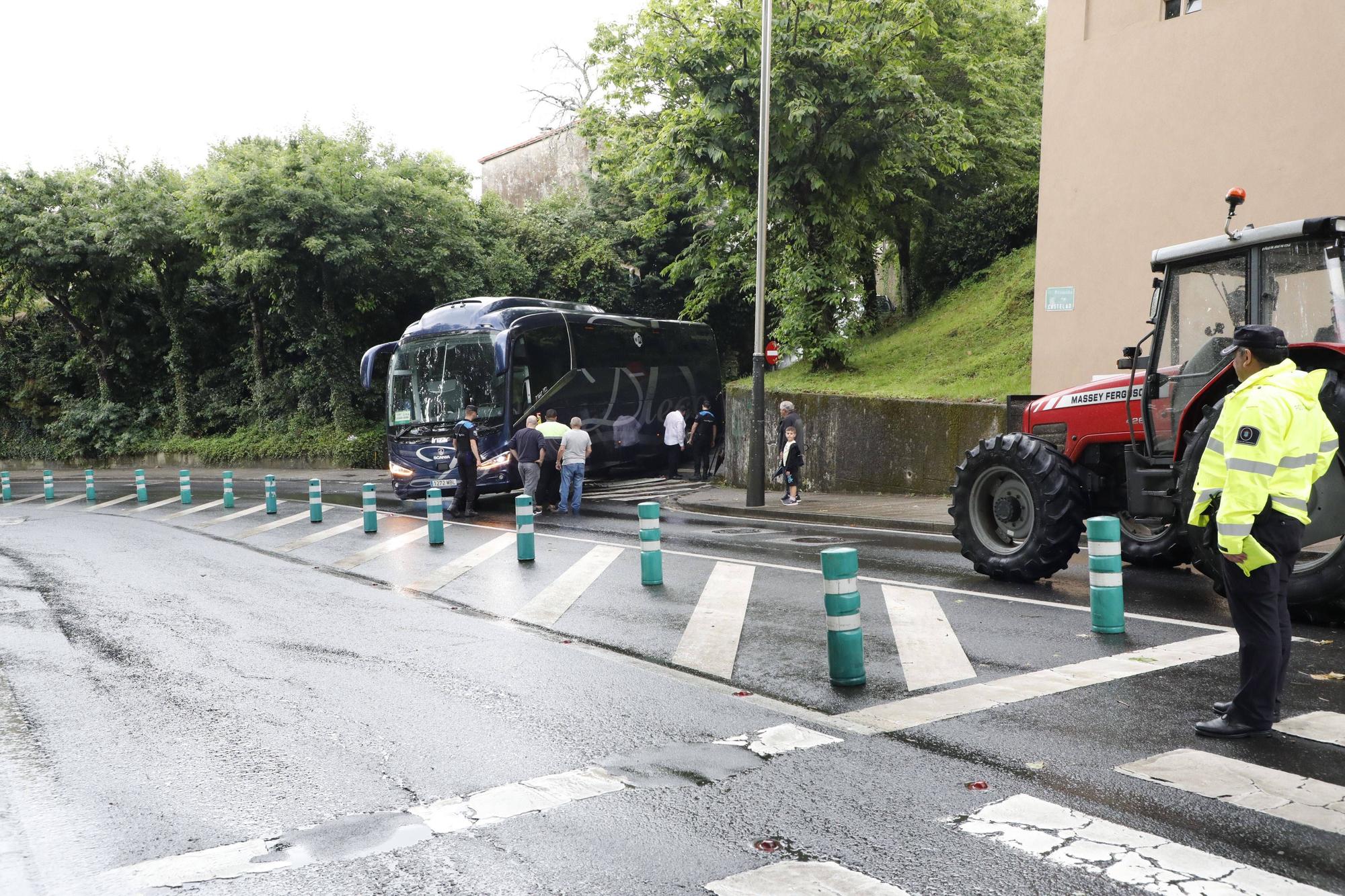 Autobús atrapado en el barrio de Vite