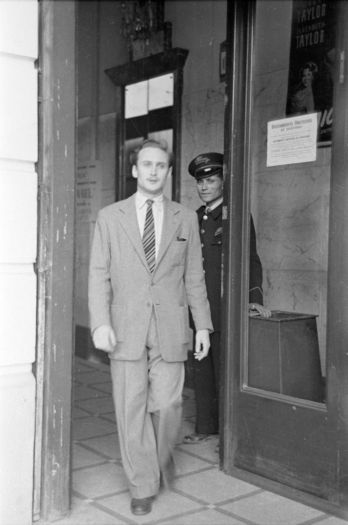 Año1952. Smerdou saliendo del cine Albeniz