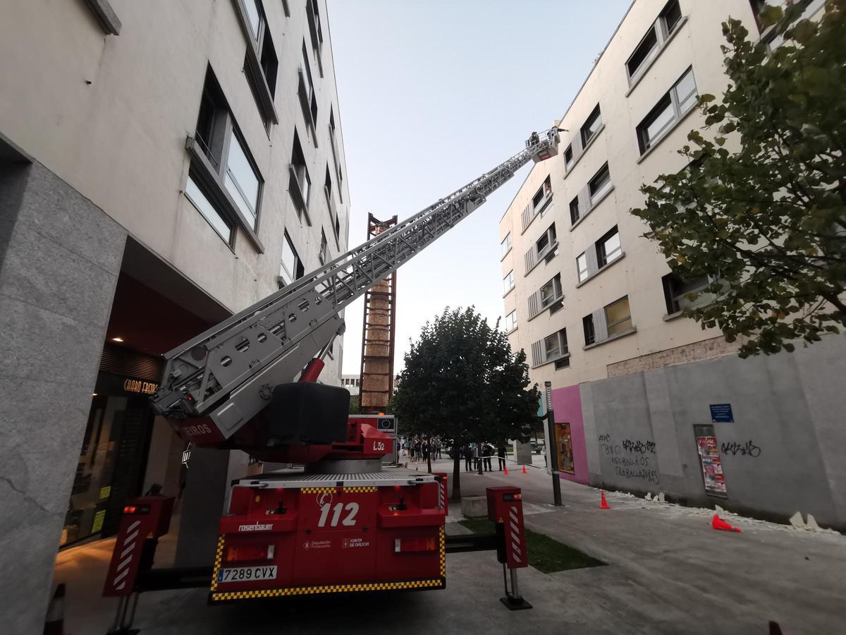 Trabajos de los bomberos para retirar elementos susceptibles de caer tras los desprendimientos de 2020.