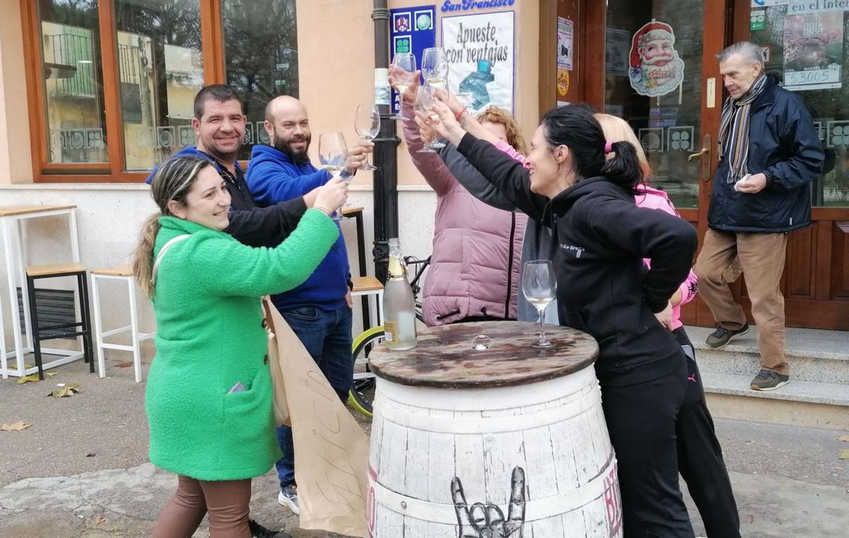 Davinia Alonso, de verde, celebra en Toro con sus amigos el décimo del primer premio. | María Jesús Cachazo