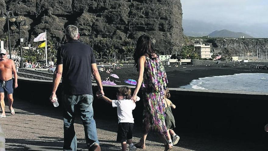 Las imágenes muestran a Clooney con su esposa y sus hijos, de paseo junto al mar en el Puerto de Tazacorte.