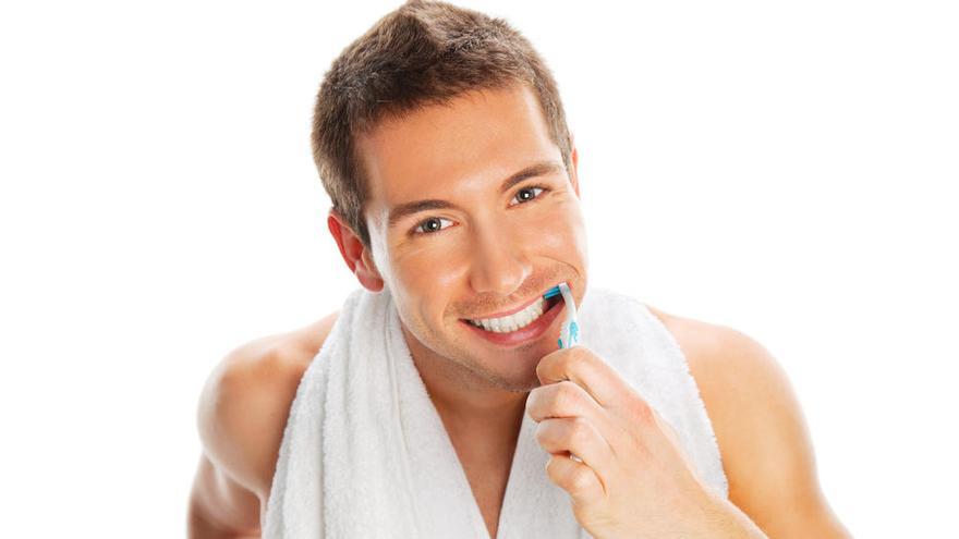 Un hombre se cepilla los dientes.