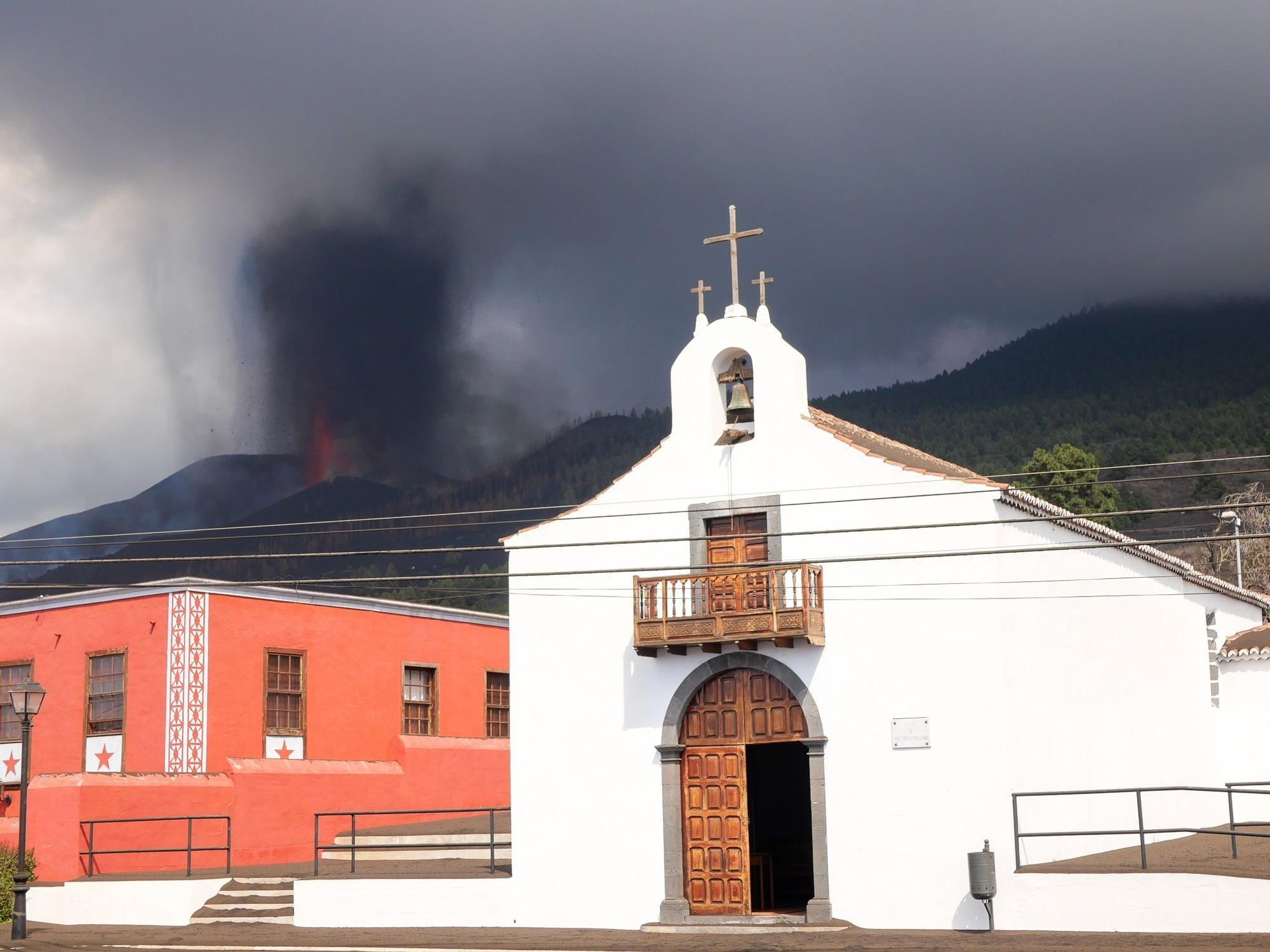 Trasladan las reliquias de la iglesia de San Nicolás ante el avance de la lava en La Palma