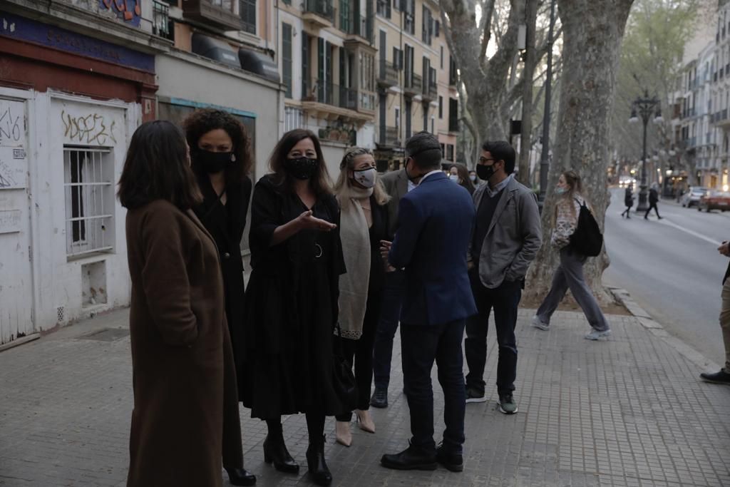 Las 'kelly' reciben a Yolanda Díaz en el Teatre Principal