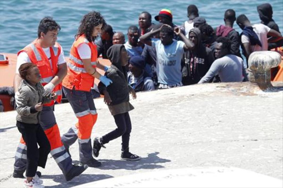 Les Canàries aconsegueixen repartir els menors migrants