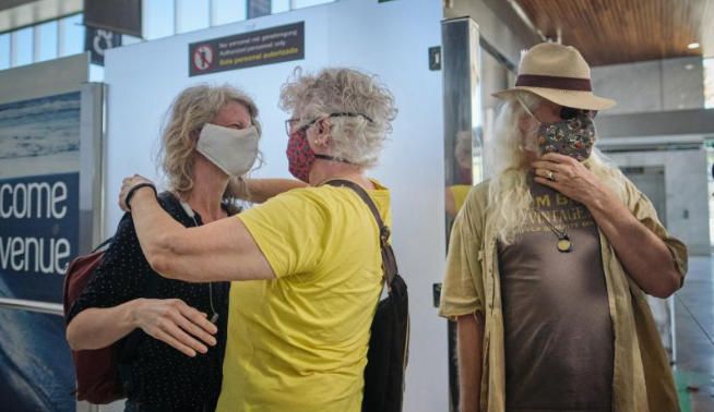 Llegan los primeros turistas a Tenerife.