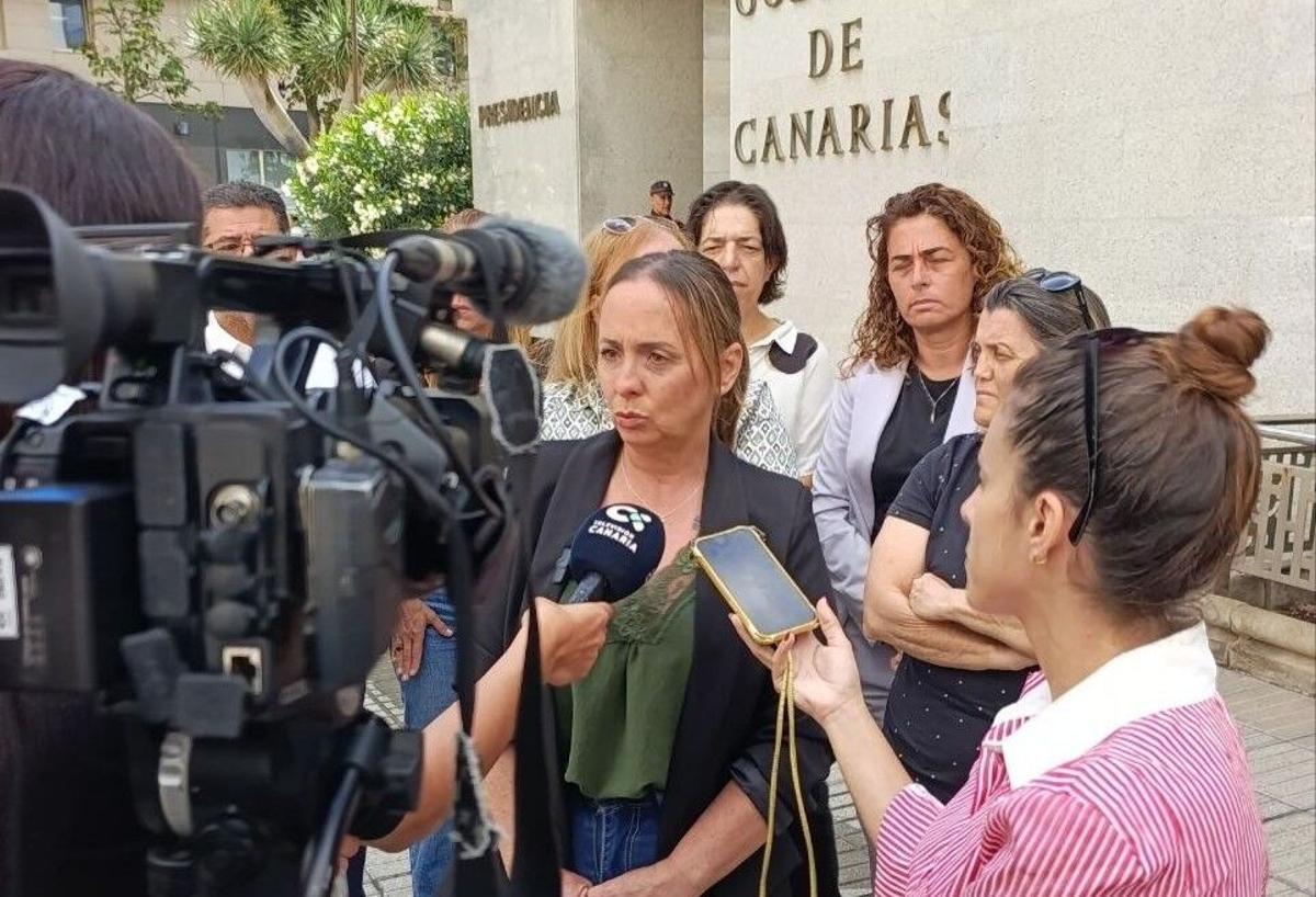 La representante vecinal de Zárate, María Vanessa Tejera, ofrece declaraciones a los medios