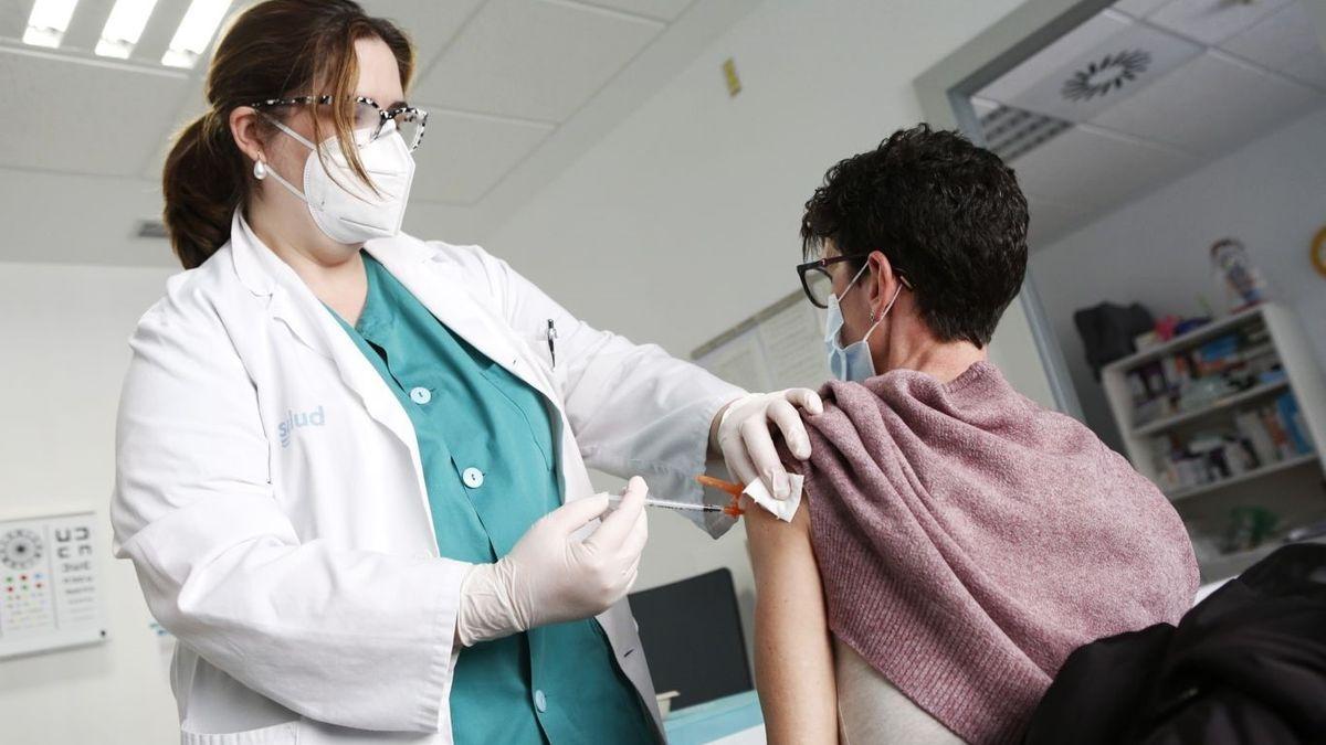 Una joven recibe una dosis de la vacuna contra el coronavirus.