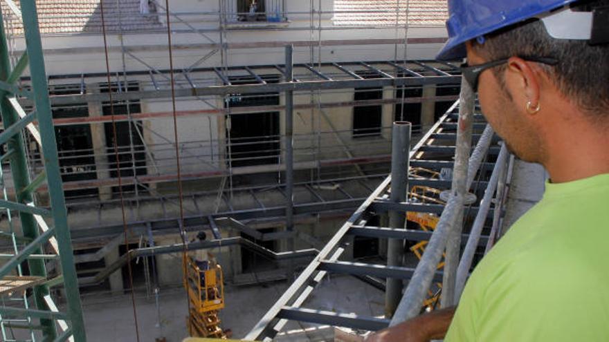 Un trabajador dirige los movimientos de la grúa en el patio interior de forma del antiguo Museo Naval. Este espacio de forma triangular será uno de los atractivos del centro universitario.