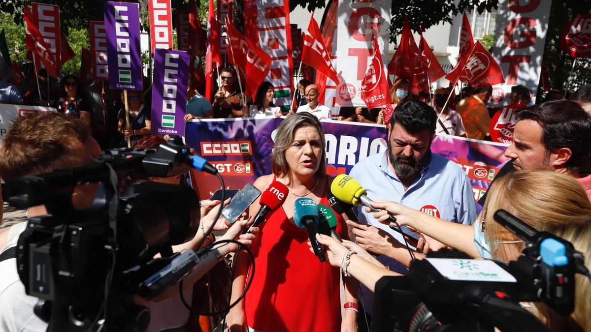 Marina Borrego y Vicente Palomares expresan las reivindicaciones de los sindicatos ante los medios.
