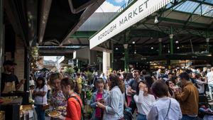 Clientes y transeúntes en el mercado de Borough, en Londres, escenario de un atentado yihadista hace justo un año.