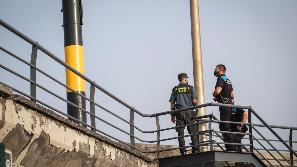 Unos agentes dialogan en el dique del Puerto de Santa Cruz de Tenerife tras el hallazgo del cadáver de Olivia.