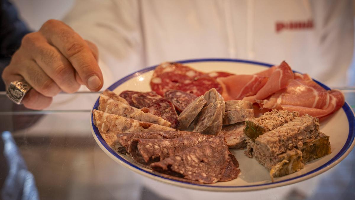 Un plato con embutidos en Pamb.
