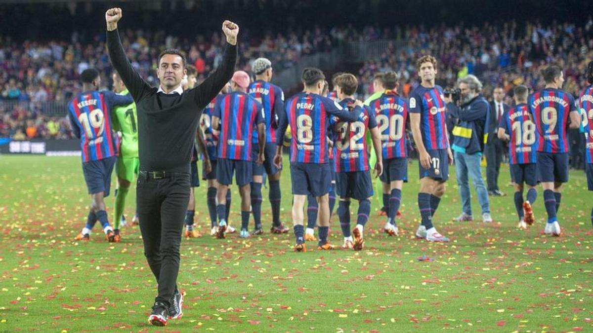 Xavi agradece los cánticos en su nombre mientras los azulgranas celebran el título de campeón de Liga con el público.