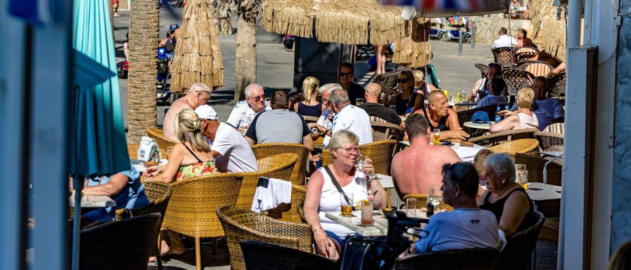 Una terraza de la conocida como «zona guiri» de Benidorm, donde es habitual la presencia de británicos. |