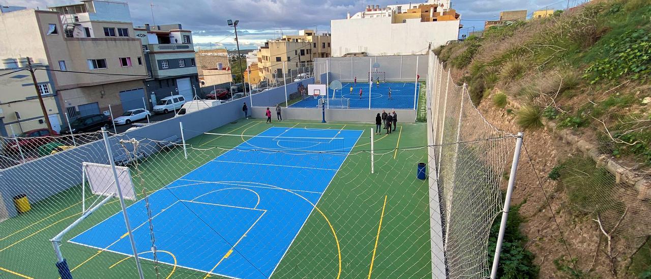 Las nuevas canchas de baloncesto, voleibol y fútbol localizadas en la calle Lentisco de Almatriche Alto