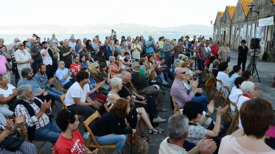 Público asistente al mitin de En Mareas, en la Praza das Pontes. // Gonzalo Núñez