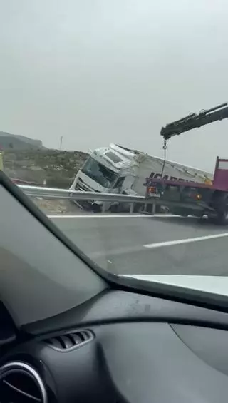 Aparatoso accidente en la A-31 a su paso por Sax
