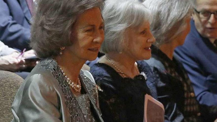 Doña Sofía, ayer junto a Zamira Menuhin, hija del violinista homenajeado.