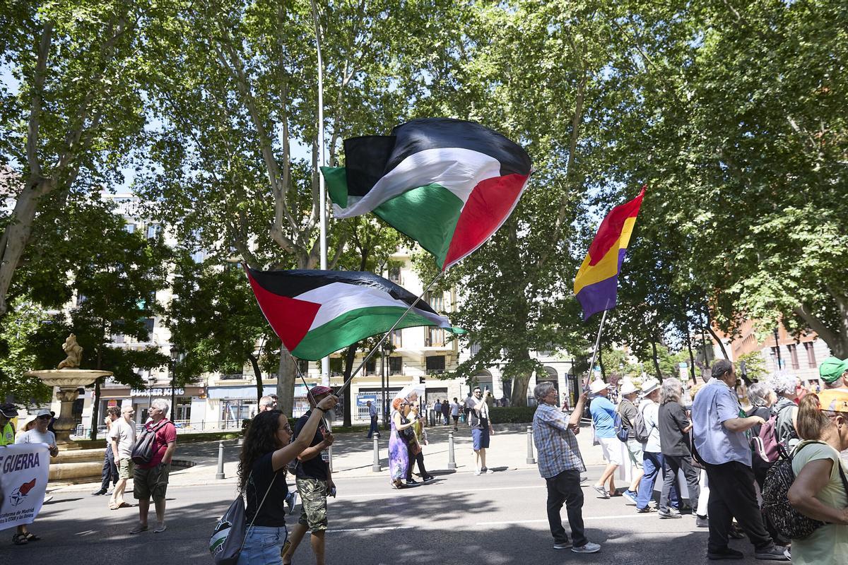Banderas de Palestina durante una manifestación contra el rearme y la militarización desde Atocha a Sol, a 7 de junio de 2025, en Madrid (España). Sumar, Podemos e IU participan en Madrid en una manifestación contra el rearme, para elevar la presión al Gobierno para que rechace el aumento de gasto militar ante la próxima cumbre de la OTAN. La cita está convocada por la 'Asamblea de Madrid contra el rearme y la militarización' . 07 JUNIO 2025;SUMAR;PODEMOS;IZQUIERDA UNIDO;MANIFESTACIÓN;REARME;OPOSICIÓN Jesús Hellín / Europa Press 07/06/2025. Jesús Hellín