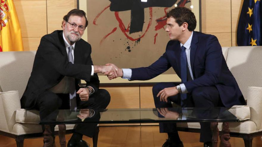 Rajoy y Rivera piden a Sánchez que no vete un posible acuerdo con el PP