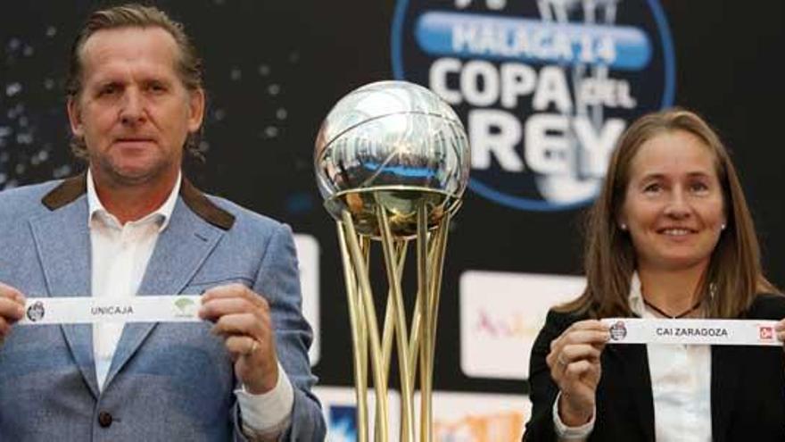 Bernd Schuster y Carolina Navarro sostienen las papeletas del Unicaja y CAI.