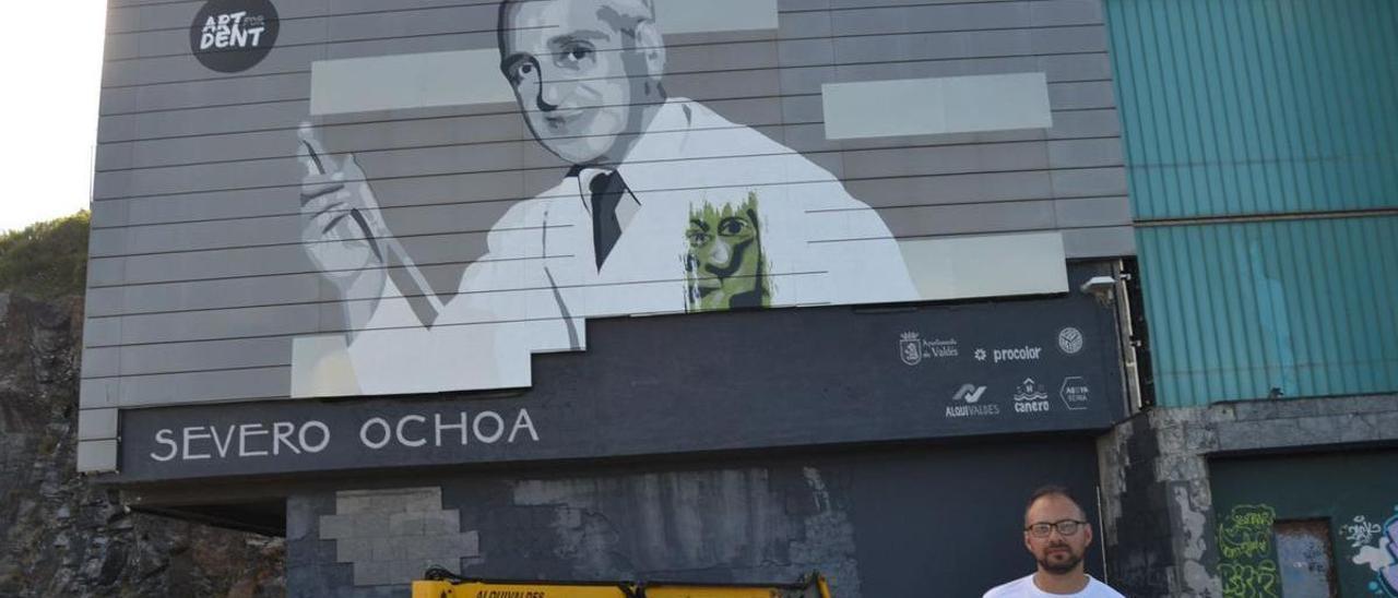 Fernando Yáñez, ante el mural de Severo Ochoa ya terminado. | A. M. S.