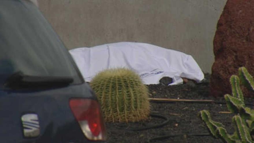 El cadáver, tapado con una sabana. | imagen cedida por televisión canaria