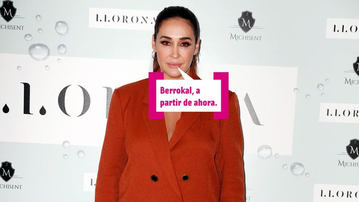 Vicky Martin Berrocal con traje de chaqueta rojo y bocadillo cuore