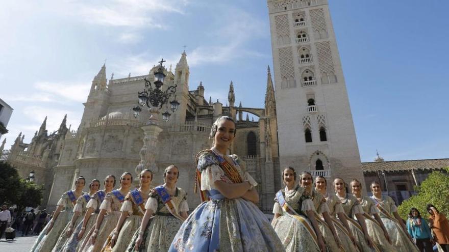 Consuelo y la corte pasean la fiesta fallera por Sevilla