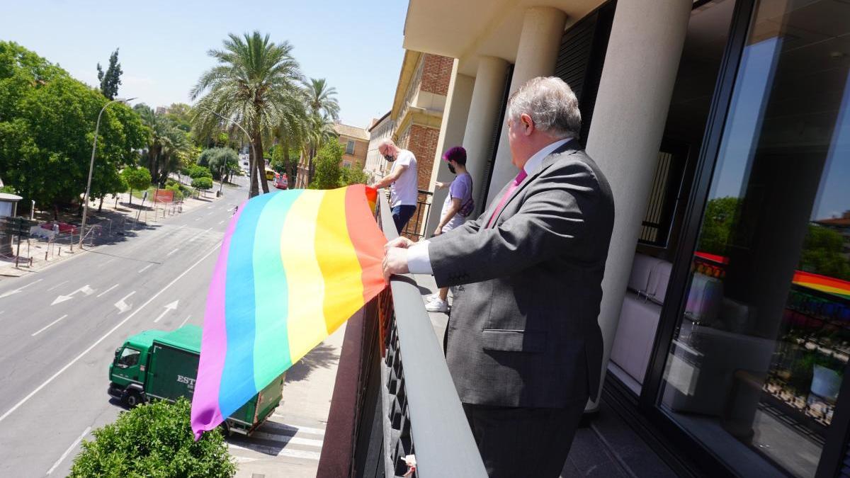 Cuelgan la bandera LGTBI en la Delegación del Gobierno.