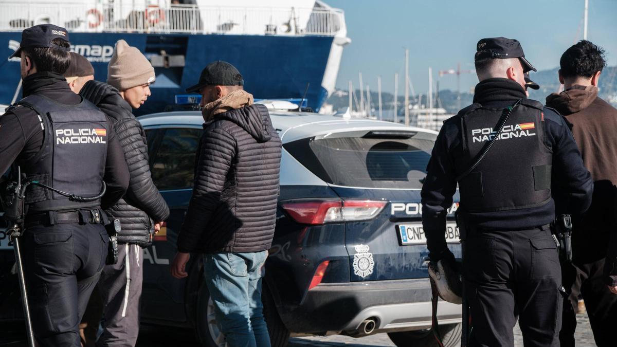 Llegada reciente de migrantes en patera al puerto de Ibiza