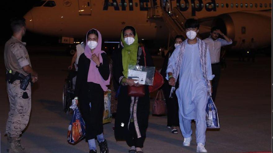 Refugiados afganos llegan a la base aérea madrileña de Torrejón en la noche del 10 de agosto de 2022.