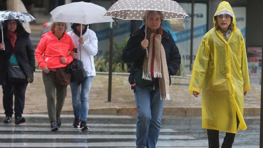 Señoras paseando en un día de lluvia