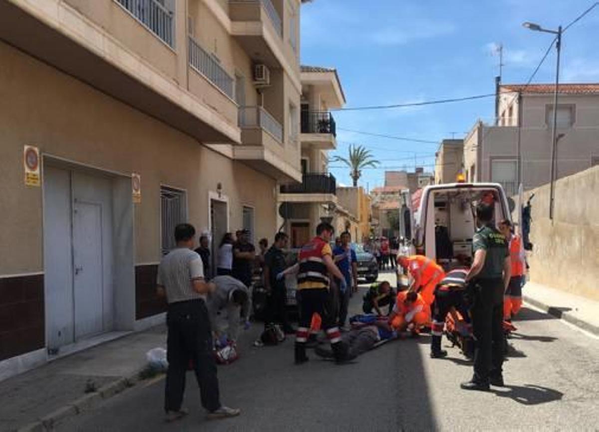 Recibiendo atención antes de ser evacuado en helicóptero.
